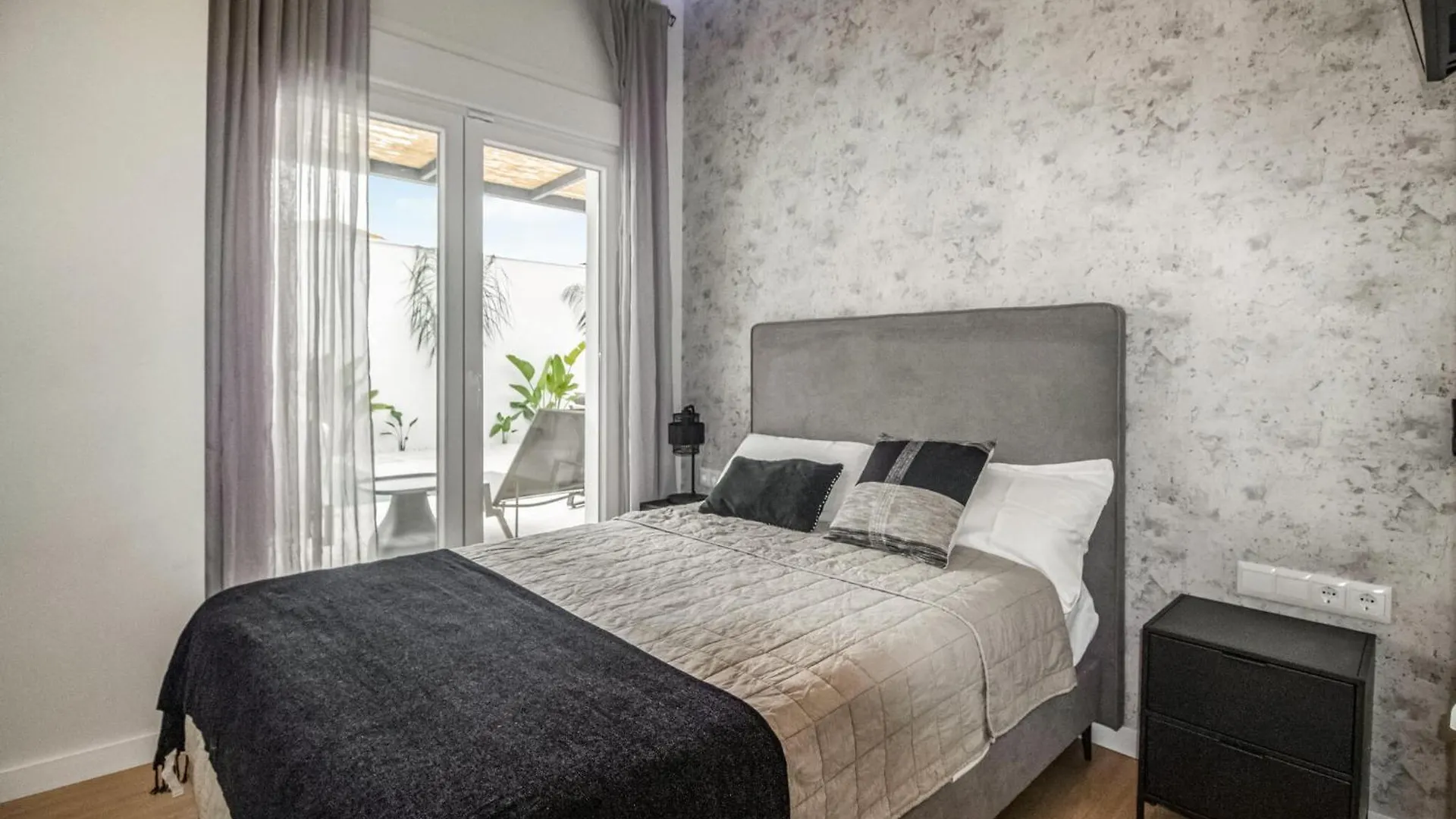 Beautiful Home In Velez Malaga With Kitchenette